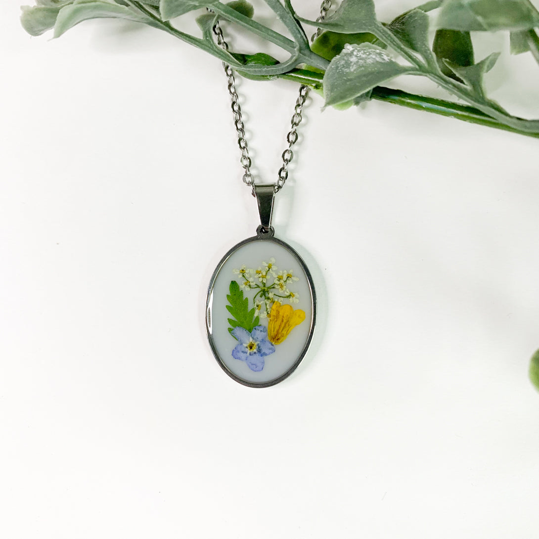 Wildflowers Medium Oval Necklace - Velvet Snow Accessories